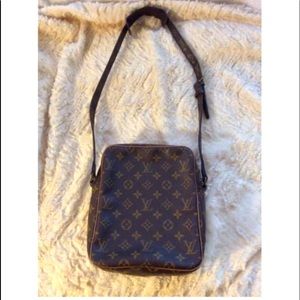 LOUIS VUITTON messenger cross bag 🎒